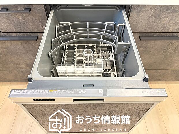 【食器洗い乾燥機】食後の時間にゆとりを与えてくれる食器洗い乾燥機。
操作ボタンも上面にあるので、腰をかがめずに操作ができラクラクです。