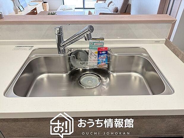 【浄水器内臓型ハンドシャワー付シンク】傷や汚れが付きにくい静音仕様の全面エンボス加工シンク。
また、蛇口の先端に浄水器を内蔵。浄水シャワーが使える毎分4リットルのたっぷり浄水。