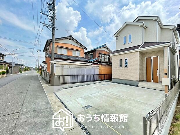 【現地写真（前道含む外観）】軽くて火災に強い屋根材を採用し、地震時の建物への負担や揺れを軽減しています。