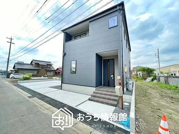 【現地写真（外観）】雨で汚れを落とし、耐久性・耐候性に優れた外壁を使用しています。