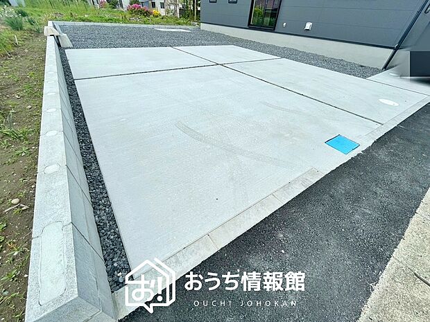 【現地写真（駐車場）】駐車スペースが広く、運転が苦手な方も安心です。