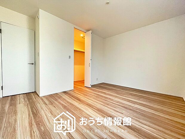 【現地写真（寝室）】木目の美しさを際立たせるシンプルデザインの建具を使用しています。
