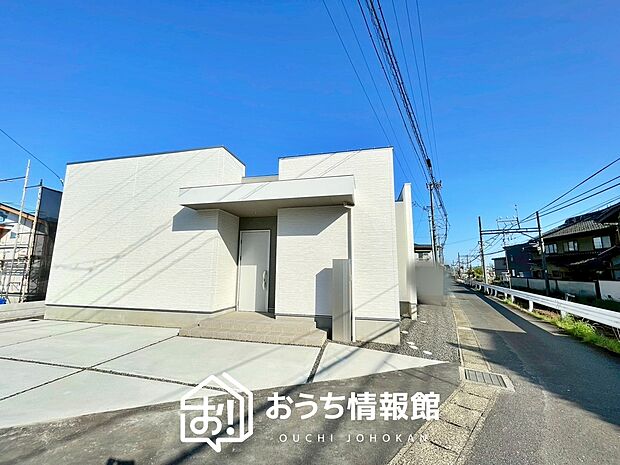 【現地写真（前道含む外観）】軽くて火災に強い屋根材を採用し、地震時の建物への負担や揺れを軽減しています。