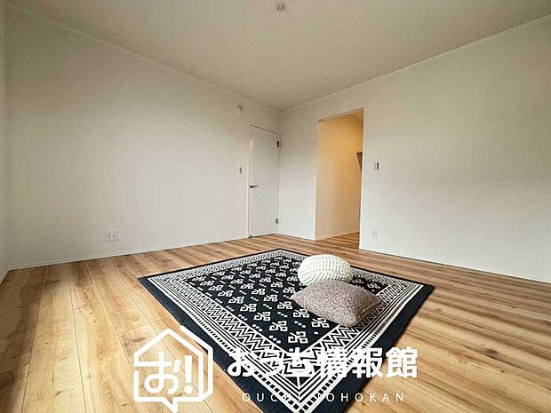 【現地写真(寝室)】木目の美しさを際立たせるシンプルデザインの建具を使用しています。