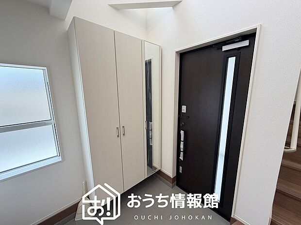 【現地写真（玄関）】玄関には、大型のシューズ収納を設置しています。