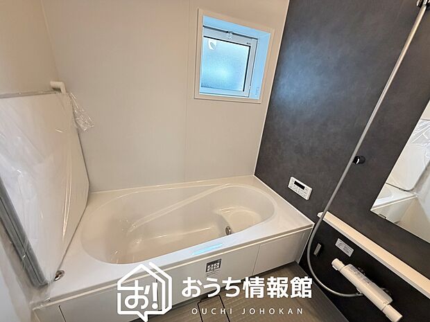 【現地写真（浴室）】浴室暖房乾燥機付き。１坪タイプで広々です。