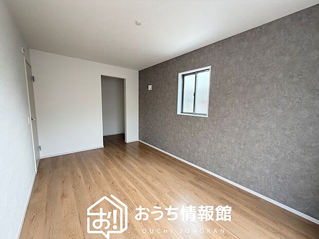 【現地写真（寝室）】木目の美しさを際立たせるシンプルデザインの建具を使用しています。