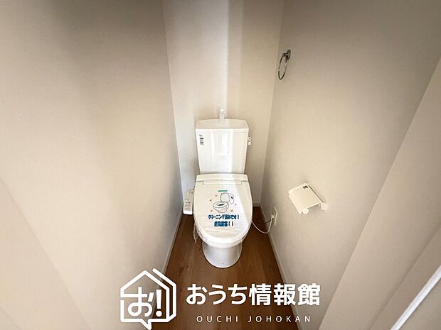 【トイレ】汚れてもサッとひと拭きでお手入れ簡単、エコ仕様の温水洗浄便座付きのトイレです。
バリアフリーにも配慮しています。