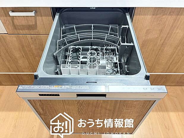 【食器洗い乾燥機】食後の時間にゆとりを与えてくれる食器洗い乾燥機。
操作ボタンも上面にあるので、腰をかがめずに操作ができラクラクです。