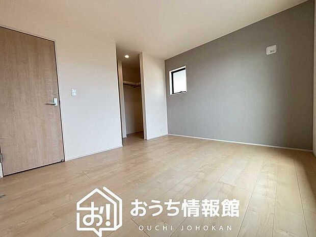 【現地写真（寝室）】木目の美しさを際立たせるシンプルデザインの建具を使用しています。