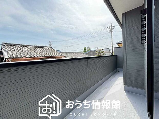 【バルコニー】奥行きが広く、洗濯物をゆったりと干せる十分な広さで、家族の洗濯も捗ります。