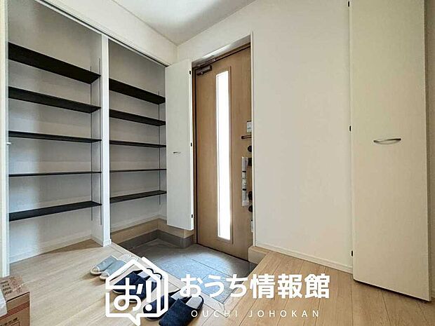【現地写真（玄関）】玄関には、大型のシューズ収納を設置しています。