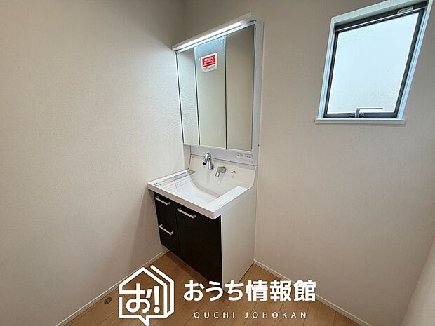 【洗面台・洗面所】鏡の両サイドは、必要なものを取出しやすく、大きな鏡面で朝の準備も快適。
使いやすいリフトアップ機能付きのシングルレバーシャワー水栓付です。