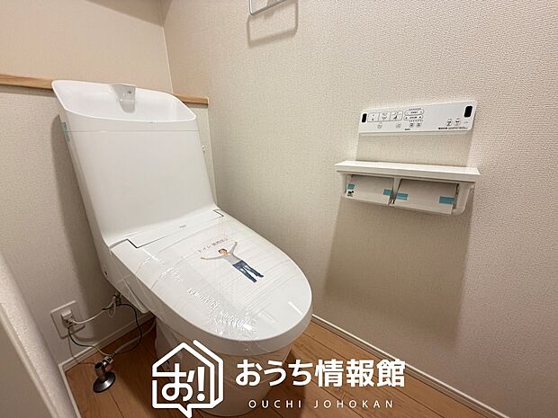 【トイレ】汚れてもサッとひと拭きでお手入れ簡単、エコ仕様の温水洗浄便座付きのトイレです。
バリアフリーにも配慮しています。