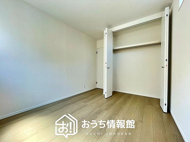 【現地写真（洋室）】木目の美しさを際立たせるシンプルデザインの建具を使用しています。