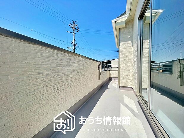 【バルコニー】奥行きが広く、洗濯物をゆったりと干せる十分な広さで、家族の洗濯も捗ります。