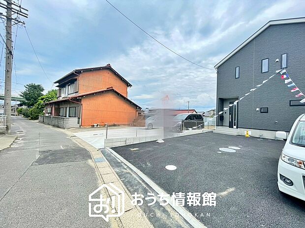 【現地写真(前道含む外観)】健康被害に配慮したもっとも安全性の高い建材を採用し、シックハウス対策をしております。