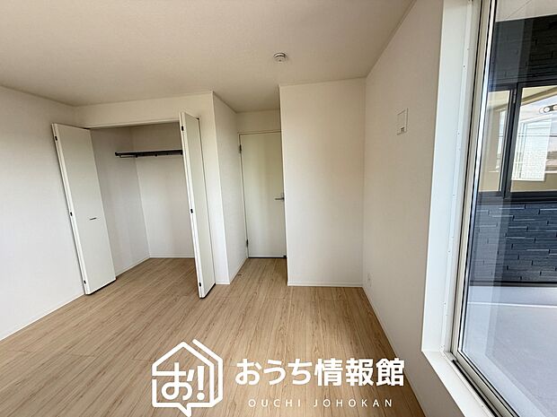 【現地写真（寝室）】木目の美しさを際立たせるシンプルデザインの建具を使用しています。