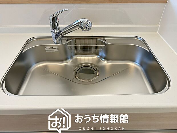 【浄水器内臓ハンドシャワー付シンク】広々とした凸型シンクに洗剤ポケットを標準装備。すっきり収納できます。
また、蛇口の先端に浄水器を内蔵しているため場所をとりません。