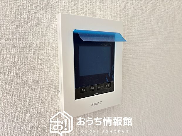 【TVモニター付インターホン】手放し通話ができ、送話表示灯で送話・受話状態が確認できます。
映像と音声で玄関先の様子をチェックできるモニター機能や、夜間の訪問者の顔も確認できるLEDライトを装備しています。