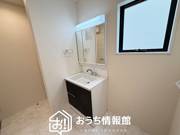 【洗面台・洗面所】鏡の両サイドは、必要なものを取出しやすく、大きな鏡面で朝の準備も快適。
使いやすいリフトアップ機能付きのシングルレバーシャワー水栓付です。