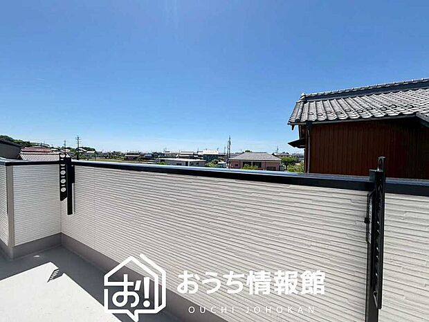 【バルコニー】奥行きが広く、洗濯物をゆったりと干せる十分な広さで、家族の洗濯も捗ります。