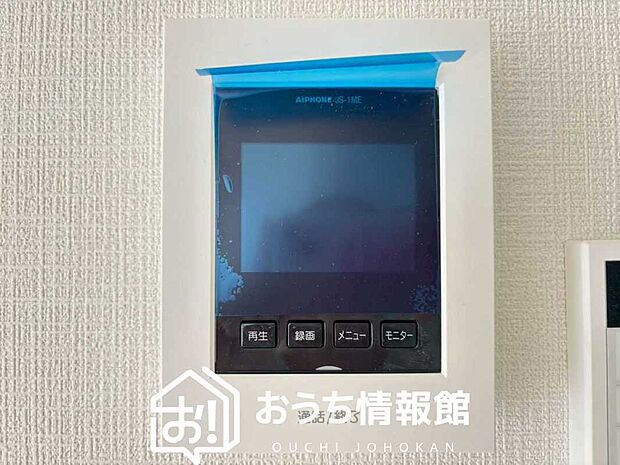 【TVモニター付インターホン】手放し通話ができ、送話表示灯で送話・受話状態が確認できます。
映像と音声で玄関先の様子をチェックできるモニター機能や、夜間の訪問者の顔も確認できるLEDライトを装備しています。