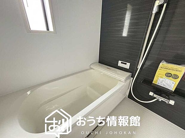 【現地写真(浴室)】浴室暖房乾燥機付き。1坪タイプで広々です。