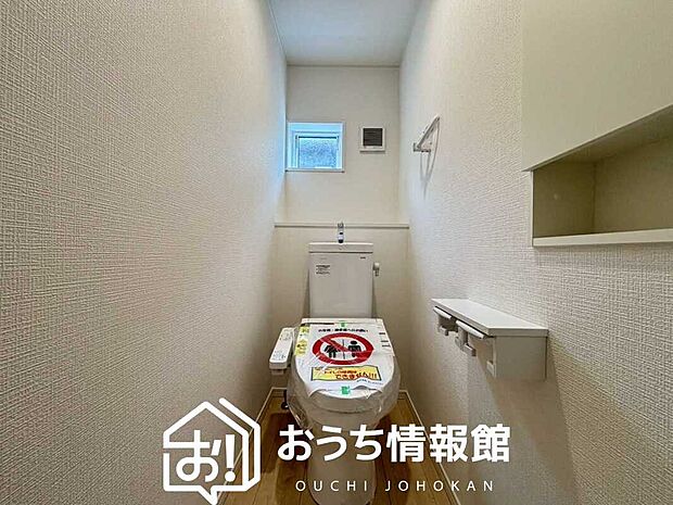 【トイレ】汚れてもサッとひと拭きでお手入れ簡単、エコ仕様の温水洗浄便座付きのトイレです。
バリアフリーにも配慮しています。