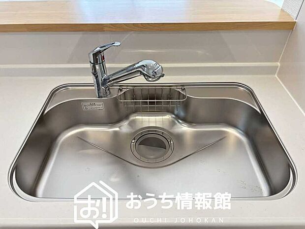 【浄水器内臓ハンドシャワー付シンク】広々とした凸型シンクに洗剤ポケットを標準装備。すっきり収納できます。
また、蛇口の先端に浄水器を内蔵しているため場所をとりません。