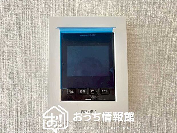 【TVモニター付インターホン】手放し通話ができ、送話表示灯で送話・受話状態が確認できます。
映像と音声で玄関先の様子をチェックできるモニター機能や、夜間の訪問者の顔も確認できるLEDライトを装備しています。