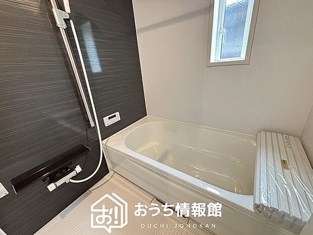 【現地写真(浴室)】浴室暖房乾燥機付き。1坪タイプで広々です。