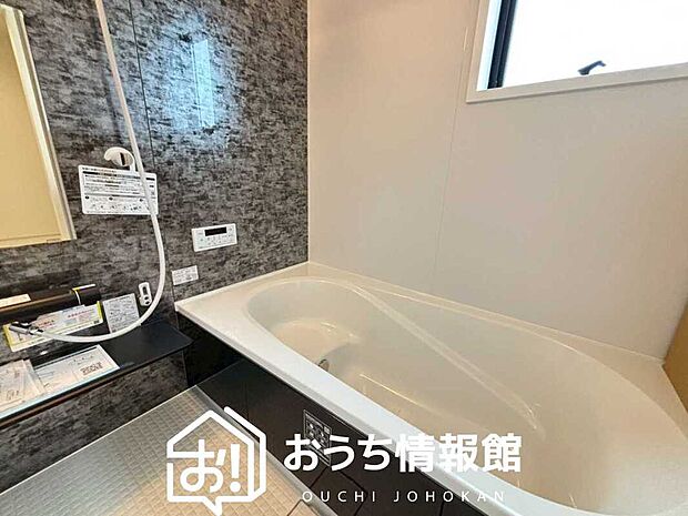 【現地写真（浴室）】浴室暖房乾燥機付き。１坪タイプで広々です。