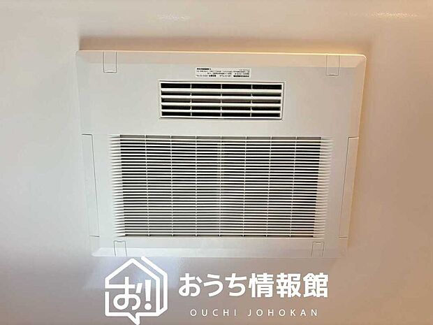 【電気式浴室暖房換気乾燥機】寒い冬場はあたたかく、暑い夏場は扇風機のような心地よさです。
雨の日は、浴室が衣類乾燥スペースになります。