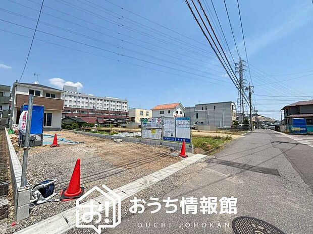 【現地写真（前道含む外観）】軽くて火災に強い屋根材を採用し、地震時の建物への負担や揺れを軽減しています。