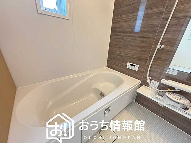 【現地写真（浴室）】浴室暖房乾燥機付き。１坪タイプで広々です。