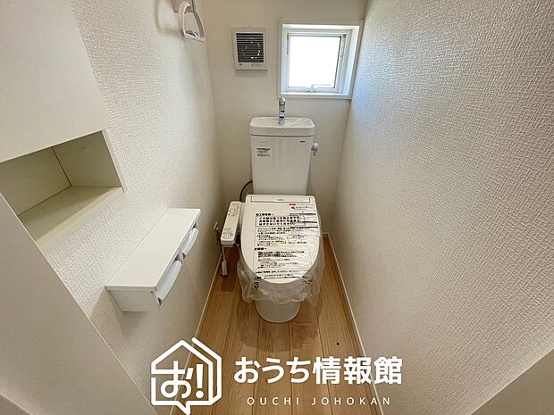 【トイレ】汚れてもサッとひと拭きでお手入れ簡単、エコ仕様の温水洗浄便座付きのトイレです。
バリアフリーにも配慮しています。