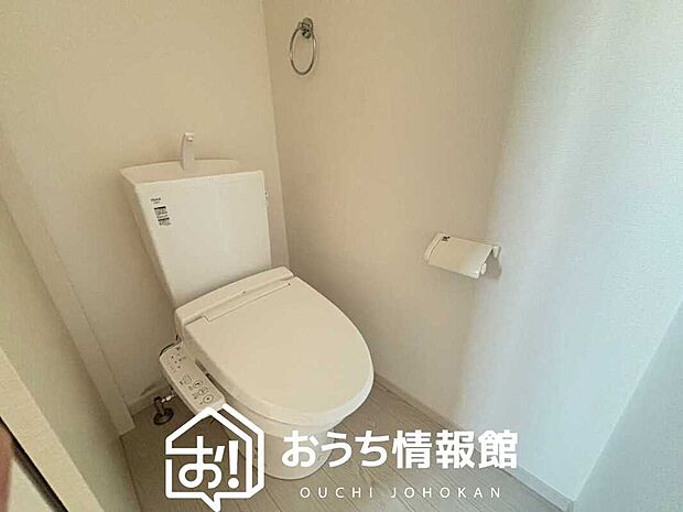 【トイレ】汚れてもサッとひと拭きでお手入れ簡単、エコ仕様の温水洗浄便座付きのトイレです。
バリアフリーにも配慮しています。