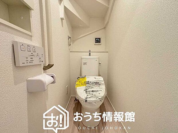 【トイレ】汚れてもサッとひと拭きでお手入れ簡単、エコ仕様の温水洗浄便座付きのトイレです。
バリアフリーにも配慮しています。
