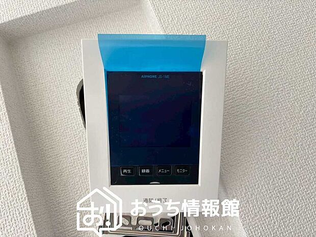 【TVモニター付インターホン】手放し通話ができ、送話表示灯で送話・受話状態が確認できます。
映像と音声で玄関先の様子をチェックできるモニター機能や、夜間の訪問者の顔も確認できるLEDライトを装備しています。

