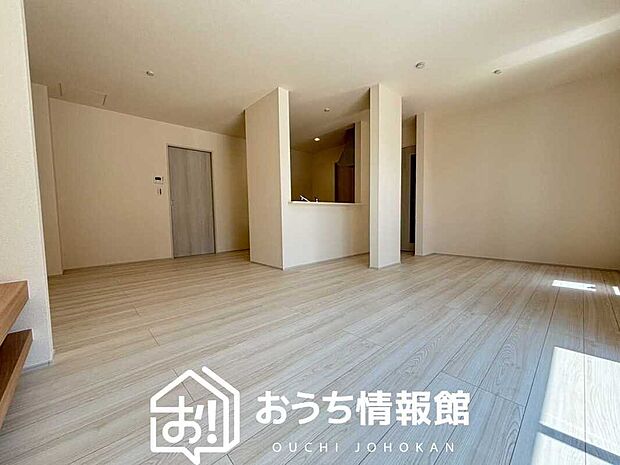 【現地写真（リビング）】フローリング材には、木目、色調など木材特有の風合いがあり、ナチュラルな美しさになっています。