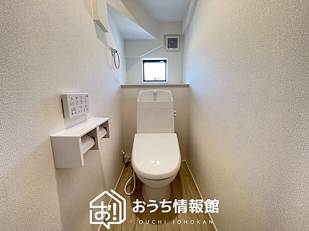 【トイレ】汚れてもサッとひと拭きでお手入れ簡単、エコ仕様の温水洗浄便座付きのトイレです。
バリアフリーにも配慮しています。