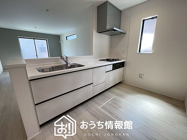 【現地写真(キッチン)】収納たっぷりのシステムキッチン、浄水器付水栓を標準装備しています。