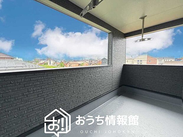 【バルコニー】奥行きが広く、洗濯物をゆったりと干せる十分な広さで、家族の洗濯も捗ります。