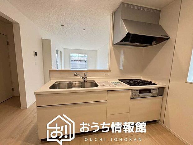 【現地写真（キッチン）】収納たっぷりのシステムキッチン、浄水器付水栓を標準装備しています。