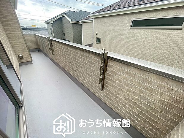 【バルコニー】奥行きが広く、洗濯物をゆったりと干せる十分な広さで、家族の洗濯も捗ります。