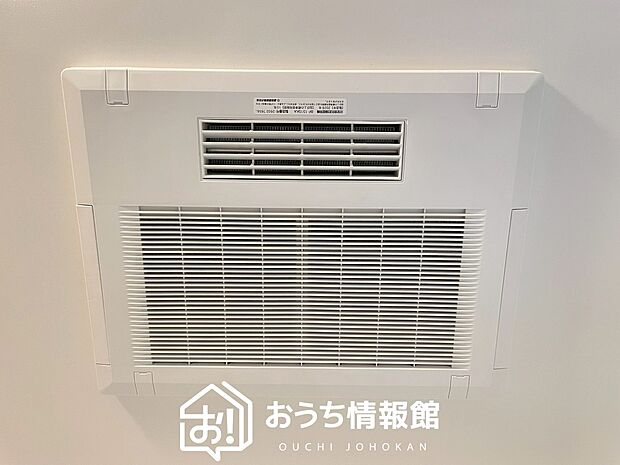 【浴室換気乾燥暖房機】寒い冬場はあたたかく、暑い夏場は扇風機のような心地よさです。
雨の日は、浴室が衣類乾燥スペースになります。