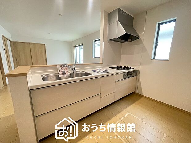 【現地写真（キッチン）】収納たっぷりのシステムキッチン、浄水器付水栓を標準装備しています。