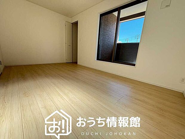 【現地写真(寝室)】木目の美しさを際立たせるシンプルデザインの建具を使用しています。
