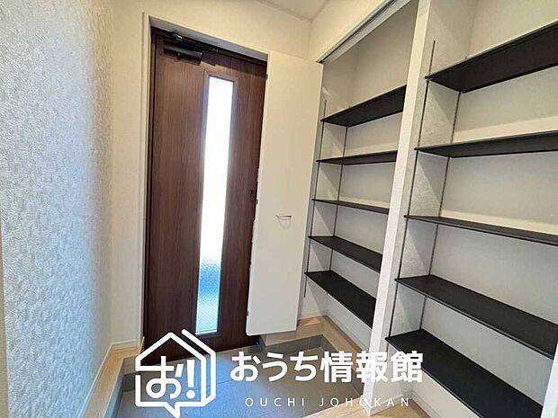 【現地写真(玄関)】玄関には、大型のシューズ収納を設置しています。